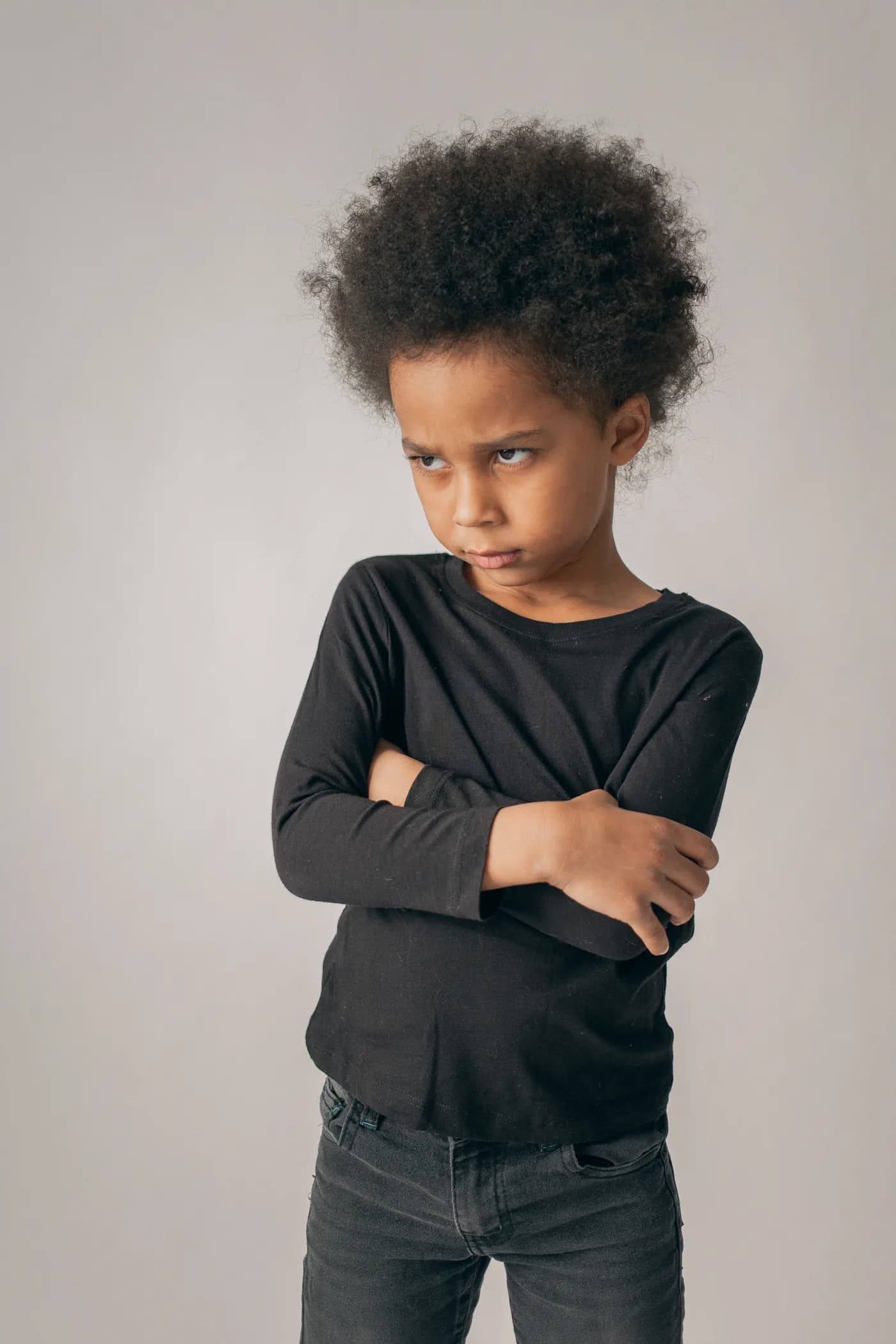 Petite fille portant une coiffure afro soignée
