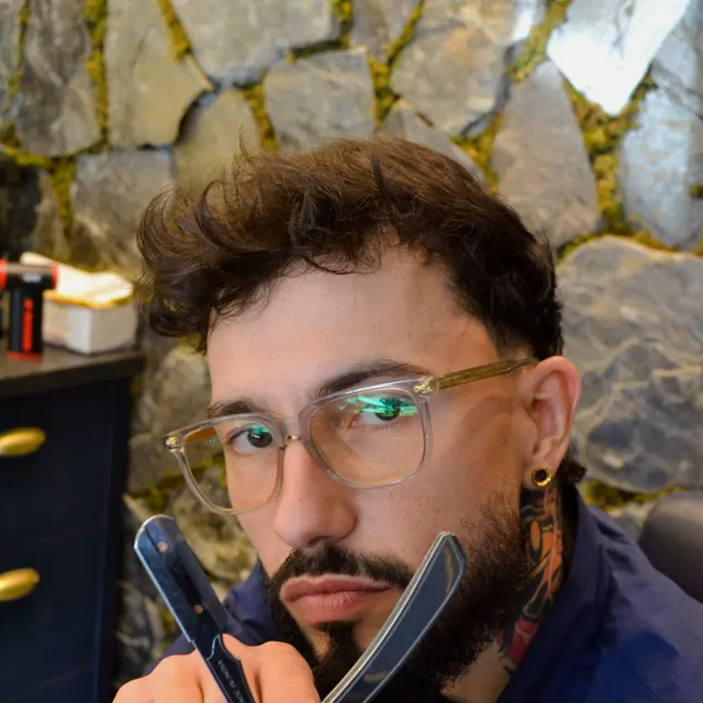 Yanis, coiffeur chez LaJoie Coiffure