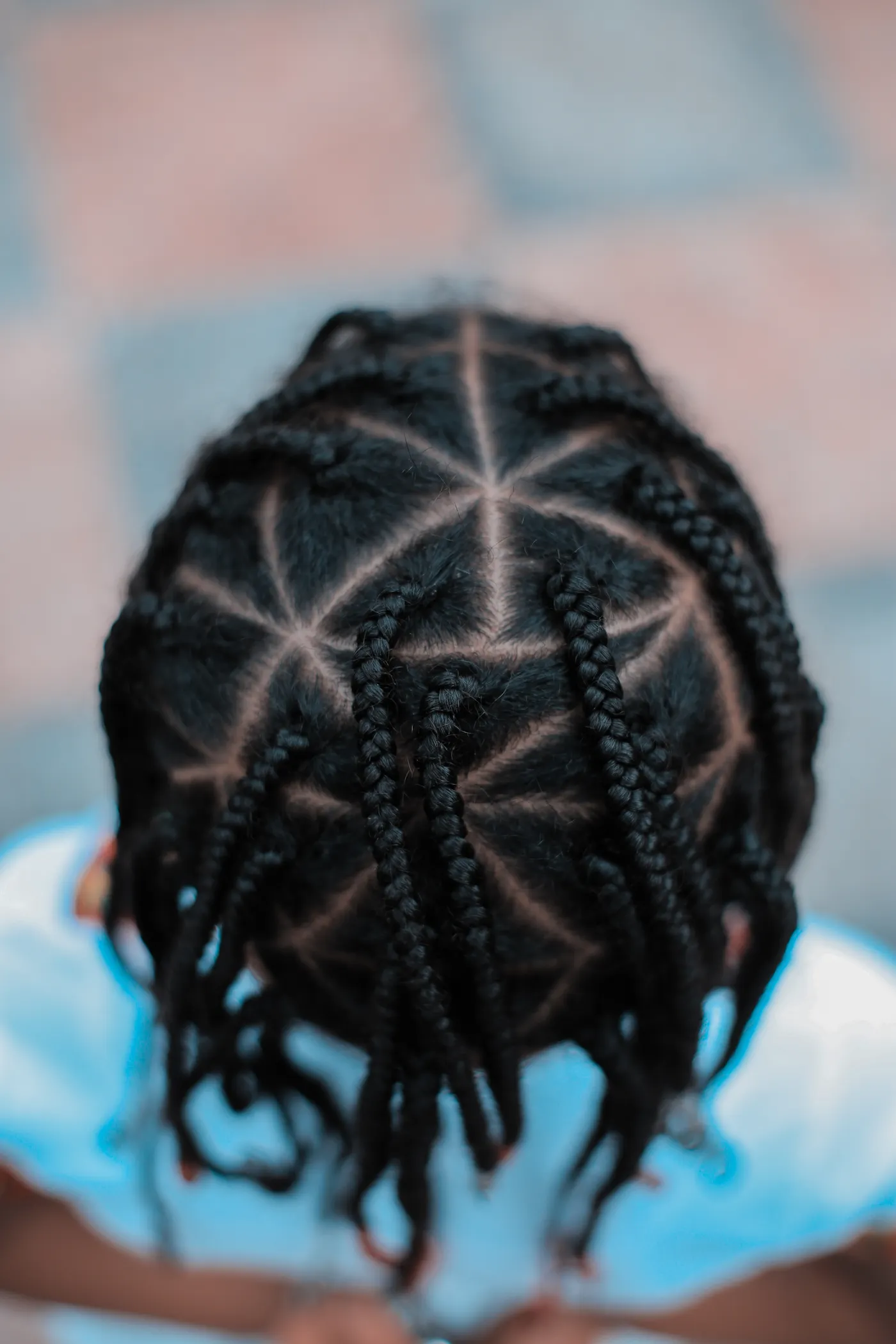 Tresses d’enfant vues du dessus, motif fin
