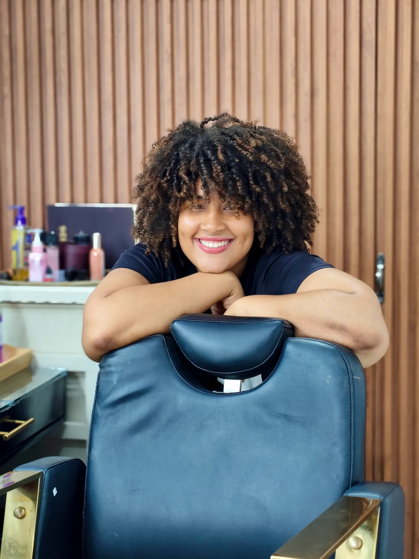 Cliente aux cheveux naturels bouclés, au salon