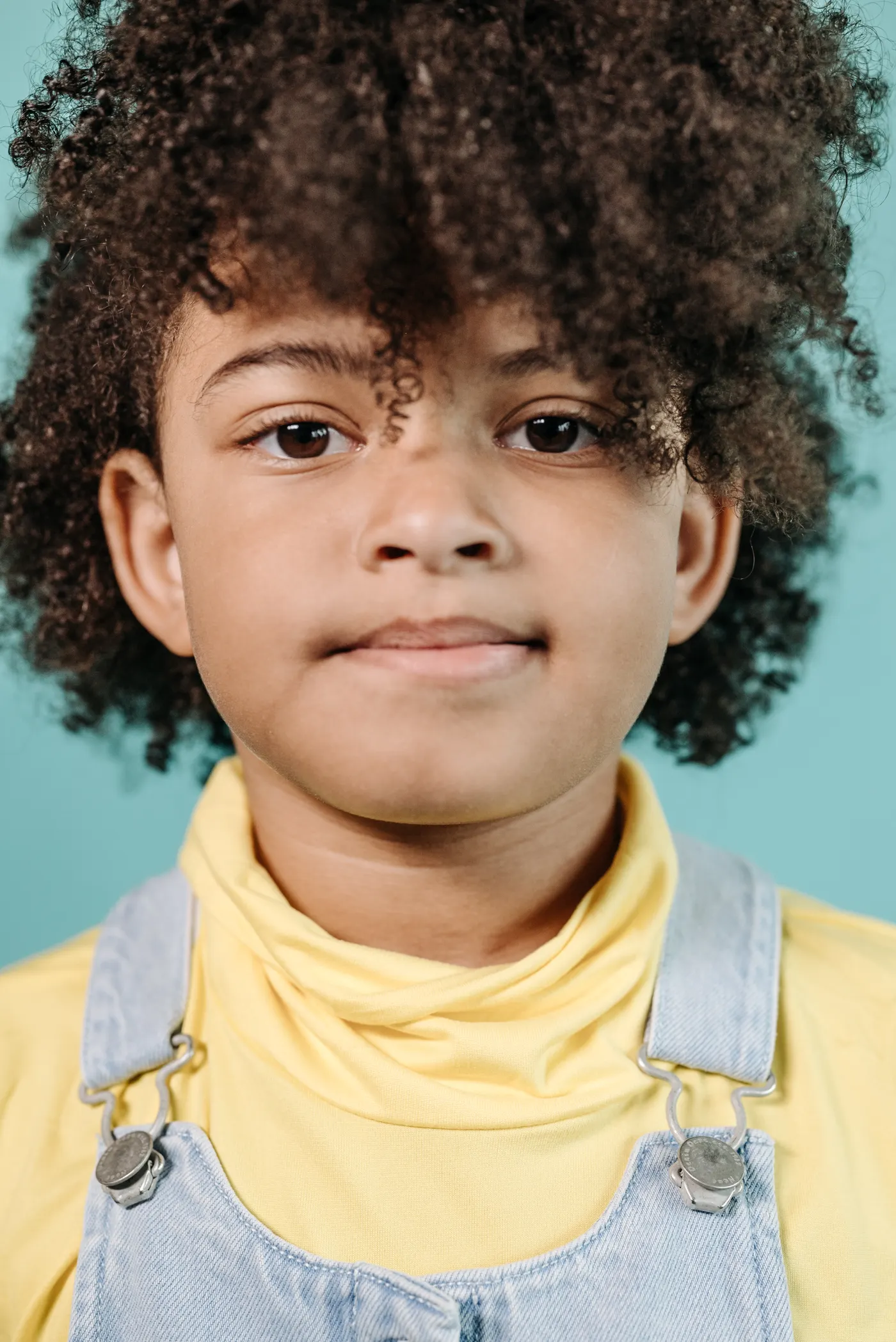 Jeune garçon aux cheveux crépus coiffés, portrait souriant