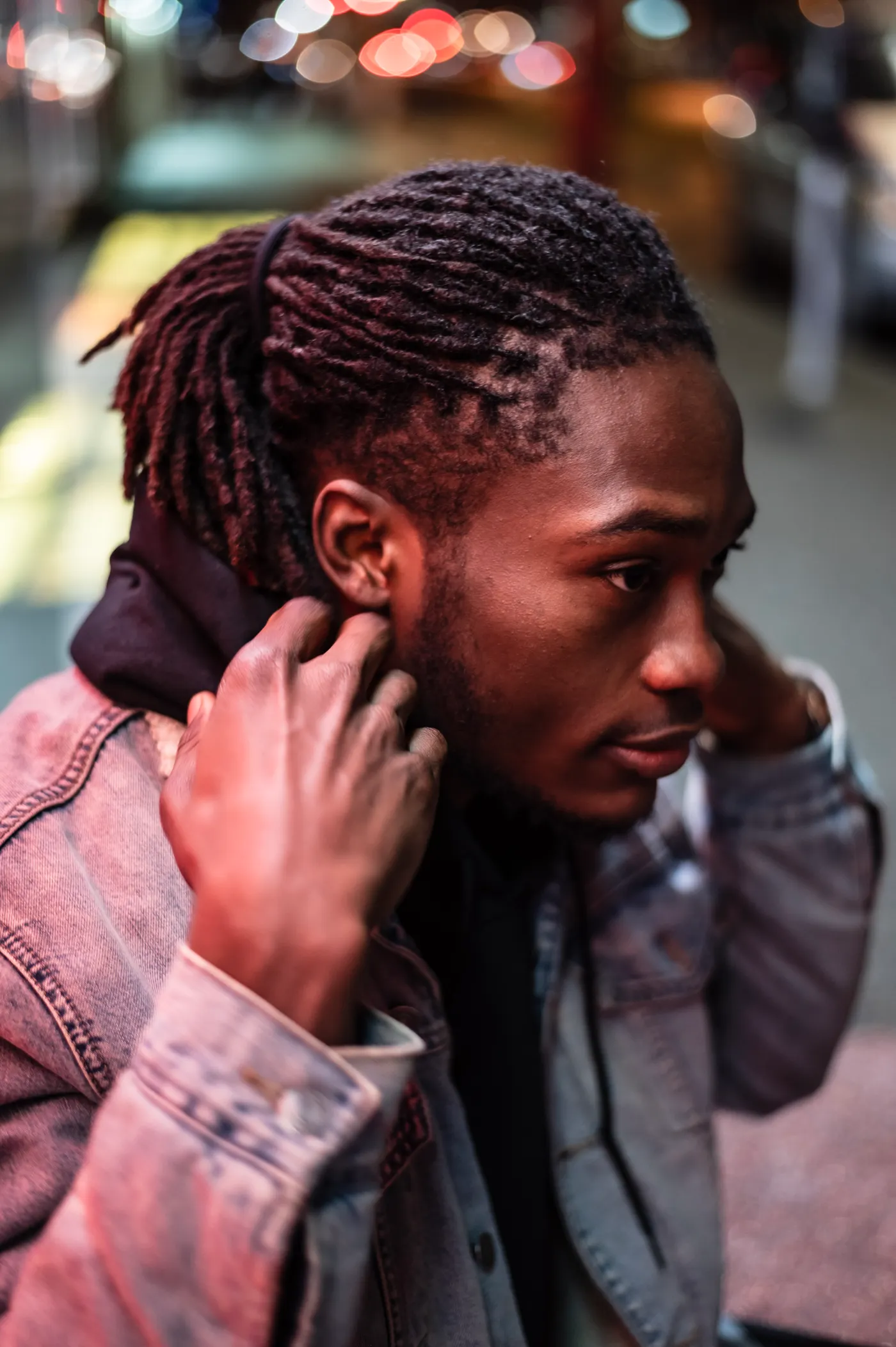 Homme portant des locks, en extérieur