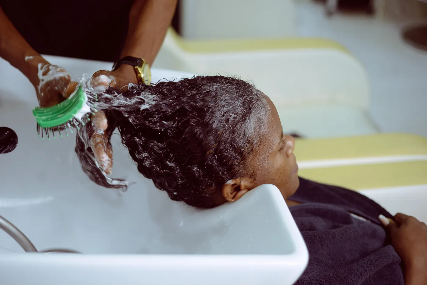 Shampooing au bac, mousse et massage du cuir chevelu